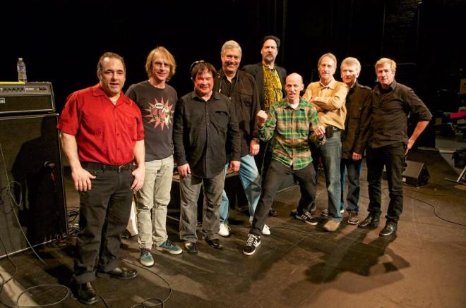 Jim Diamond, Mark Arm (Mudhoney), Krist Novoselic (ex Nirvana) y Dave Dederer (The Presidents of the United States of America) junto a The Sonics.